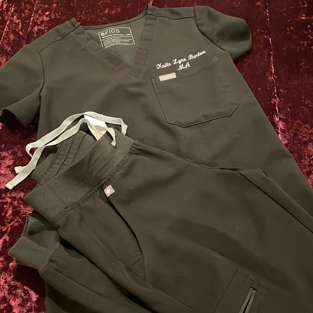 Figs Scrub pants and top embroidery can be removed 💞